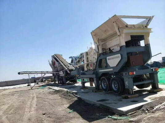 L'usine de concassage mobile fonctionne sans heurts avec une production de matériaux stable