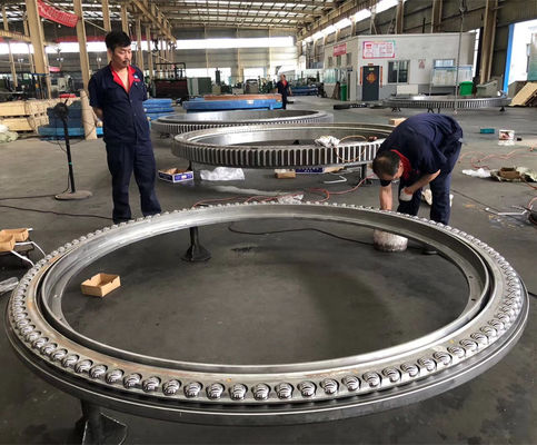 Le joint en caoutchouc 42CrMo4V de rangée triple a embrayé Ring And Stacker Bearing Factory de pivotement
